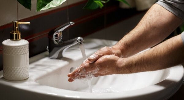 man_washing_hands_pr4hndt