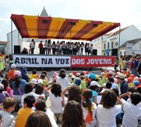 Crianças e jovens festejam Abril com poesia nas ruas