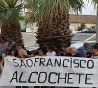 Munícipes de São Francisco protestam junto ao Centro de Saúde de Alcochete
