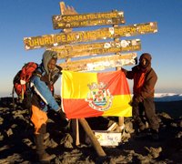 Alexandre Costa leva bandeira do Município ao cume do Kilimanjaro