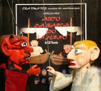 Marionetas representam “Auto da Barca do Inferno” para público escolar