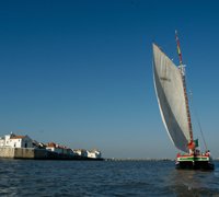 Embarcação tradicional proporciona passeios no Tejo