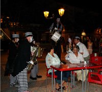 “Banda às Riscas” diverte pessoas nas ruas de Alcochete