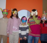 Crianças divertem-se com máscaras de Carnaval na Biblioteca