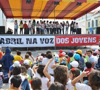 Jovens declamam poesia nas ruas da Vila de Alcochete