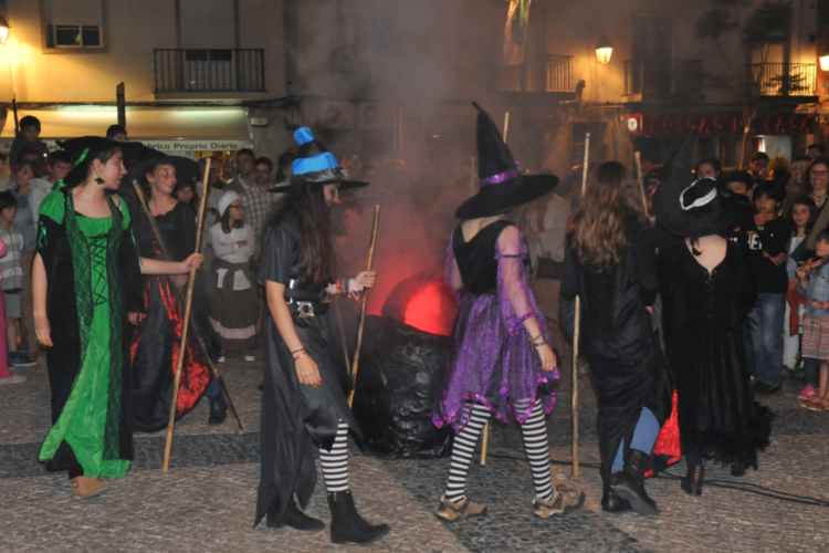 Associação Gil Teatro festeja Dia das Bruxas