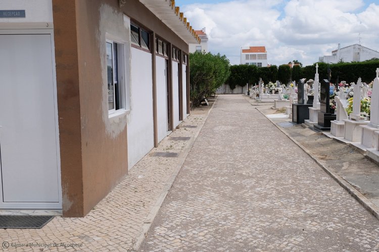 Autarquia pavimenta caminhos no cemitério do Município