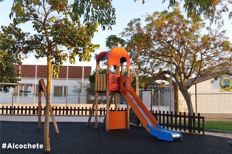 Câmara continua a reabilitação dos parques infantis em São Francisco