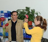 Vereador do Desporto entrega flor a trabalhadora municipal