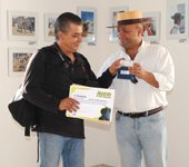 O Vereador da Cultura entrega o primeiro prémio a José Luís Albuquerque.