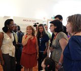 As professoras Augusta Alves, Ana Azevedo e Teresa Ribeiro com a embaixadora de São Tomé e Príncipe numa visita à exposição