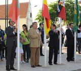 Hastear das bandeiras junto ao edificio da Junta de Freguesia
