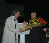 Luís Miguel Franco entrega ramo de flores a um dos filhos do médico
