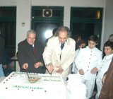 Corte do bolo de aniversário por Luís Miguel Franco e Alfredo Canário