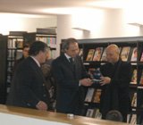 Presidente da Câmara e Vereador da Cultura entregam lembrança a João Borges