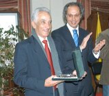O Presidente da Câmara entregou ao Presidente da Junta uma salva de prata alusiva ao 4.º aniversário da elevação de Samouco a Vila