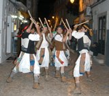 Os Pauliteiros de Miranda interpretaram danças guerreiras nas ruas de Alcochete