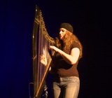 Phamie Gow actuou em Alcochete com a harpa "Black Magic"