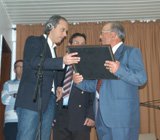 Luís Miguel Franco e Francisco Correia entregaram uma placa de homenagem a Francisco "Espadinha".