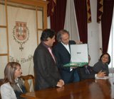 Presidente da Câmara Municipal oferece lembrança a Vereador de Ayamonte.